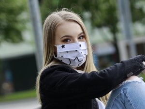 Biele rko s iernymi hviezdami